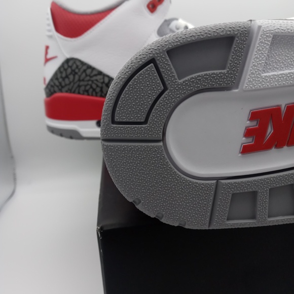 Air Jordan 3 Retro "Fire Red" - Picture 4 of 6